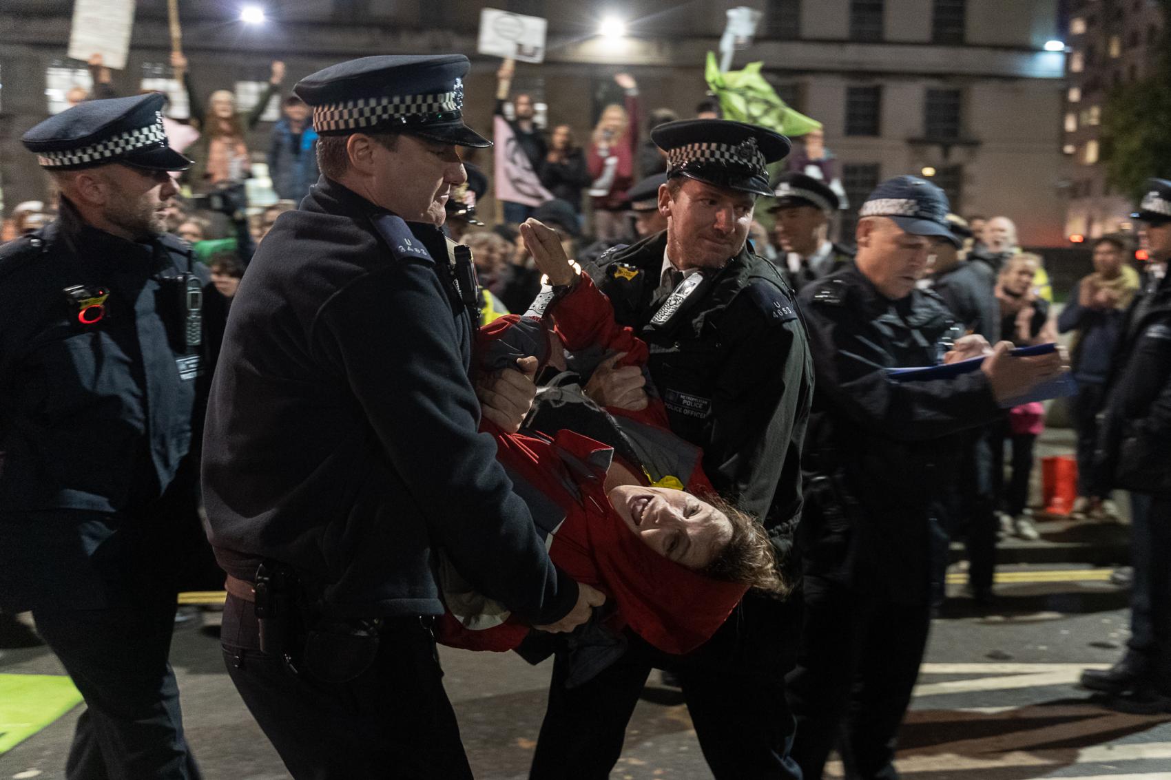 Arrestatie van een Extinction Rebellion-activist in Londen